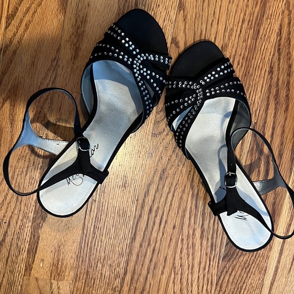 Metaphor Tristan Size 5 1/2 Med Black Heels W/Ankle
Strap Open Toe - Picture 3 of 8